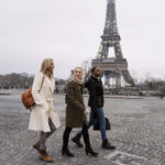 women-traveling-paris
